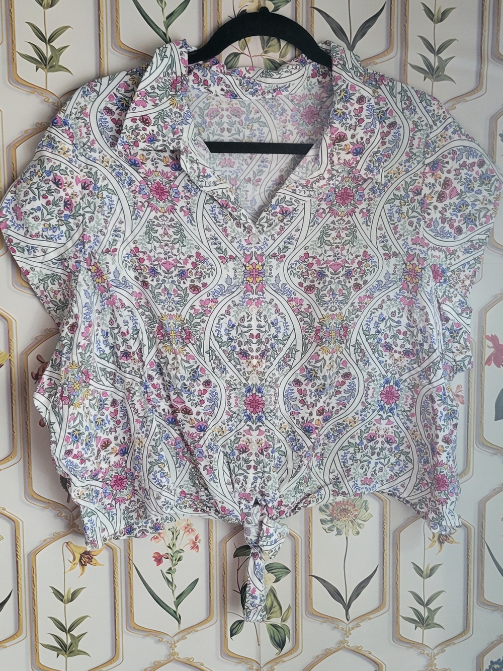 Floral Tie-Front Large Women’s Cropped Button Down Top in White and Pink